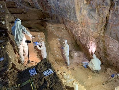 Los arqueólogos, en la cueva del Estado de Zacatecas donde se han hallado los restos de útiles humanos más antiguos.