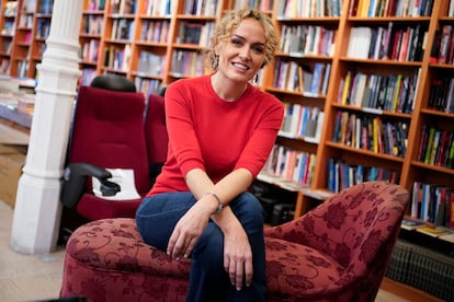 La cantante, actriz y directora María Bestar, posa en la librería 8 y medio en Madrid, el 28 de febrero de 2024.