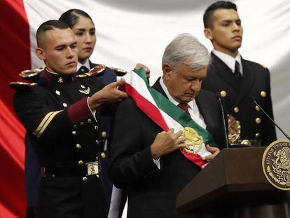 Andrés Manuel López Obrador acomoda su banda presidencial tras jurar como nuevo jefe de Estado de México.