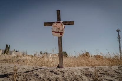Lote baldío que conserva las cruces colocadas por madres de víctimas de feminicidio de Campo Algodonero.