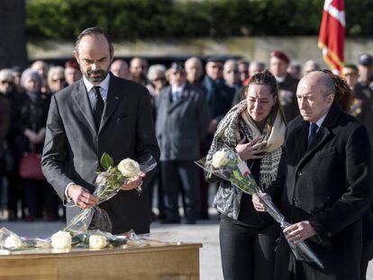 El primer ministro, Édouard Philippe, y el ministro del Interior, Gérard Collomb, junto con la hija de Christian Medves en el funeral de las víctimas del atentado