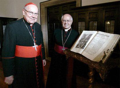El cardenal Levada (a la izquierda) y el arzobispo de Santiago de Compostela, Julián Barrios.