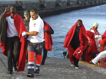 Varios subsaharianos llegan a Tarifa el lunes tras ser rescatados.