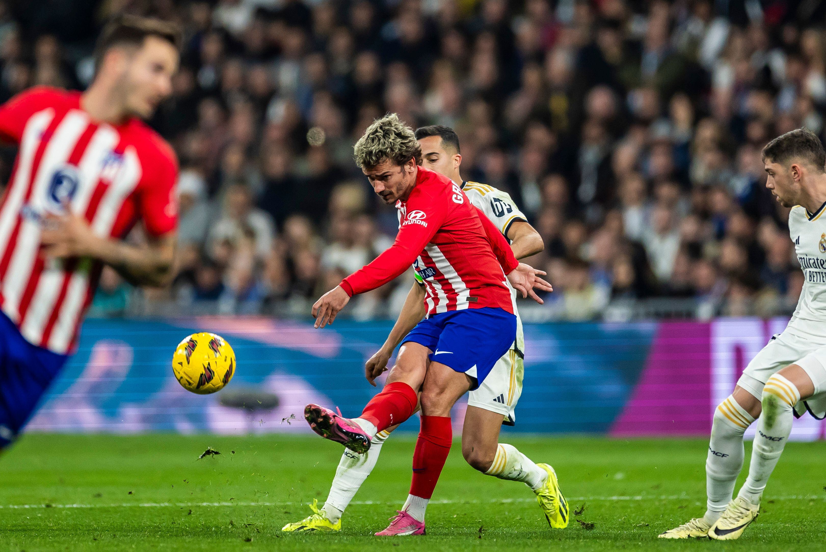 El delantero del Atlético de Madrid, Antoine Griezmann, durante el derbi contra el Real Madrid en el Estadio Santiago Bernabéu de Madrid.