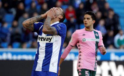 Joselu se lamenta tras una ocasión fallida ante el Betis