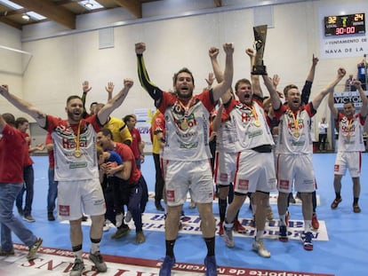 Los jugadores del Viveros Herol celebran su ascenso a la Liga Sacyr ASOBAL en 2019.