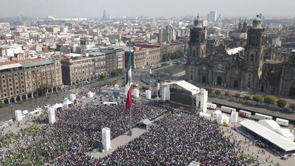 Miles de mexicanos se congregan para ver el fútbol en el Zócalo, en la capital mexicana.