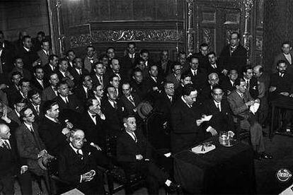 Mitin de la Agrupación al Servicio de la República. Ortega, primero a la izquierda, en la primera fila.