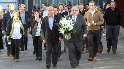 Mart&iacute;n Garitano y el socialista Julio Astudillo (con un ramo de flores), en San Sebasti&aacute;n.