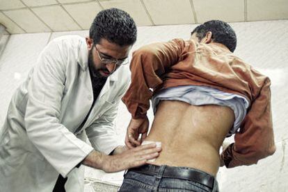El doctor Amr Nagy atiende a un paciente en el hospital de la plaza de la Liberación de El Cairo.