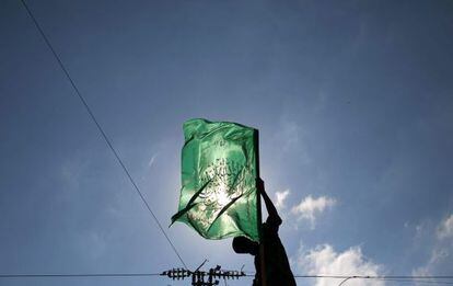 Un militante palestino sostiene la bandera de Ham&aacute;s, en una imagen de archivo.