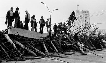Una barricada delante de la Casa Blanca rusa, en agosto de 1991