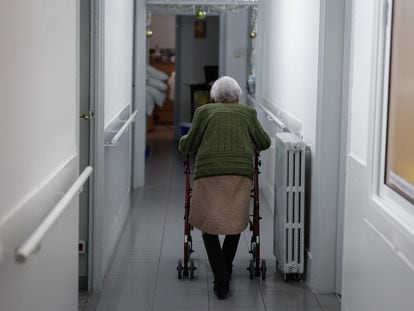 Una anciana cruza un pasillo de la residencia Gure Etzea de Barcelona.