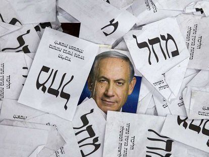 Papeletas en el suelo sobre un cartel de Netanyahu.