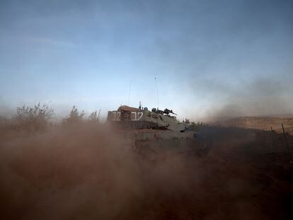 Undisclosed (Israel), 26/10/2023.- An Israeli Merkava tank during maneuvers at an undisclosed location along the border with Lebanon, in Israel, 26 October 2023. Tensions remain high at the border between Israel and Lebanon after the Israeli-Palestinian conflict escalated following an unprecedented attack carried out by Hamas militants from Gaza into Israel on 07 October 2023. (Líbano) EFE/EPA/ATEF SAFADI
