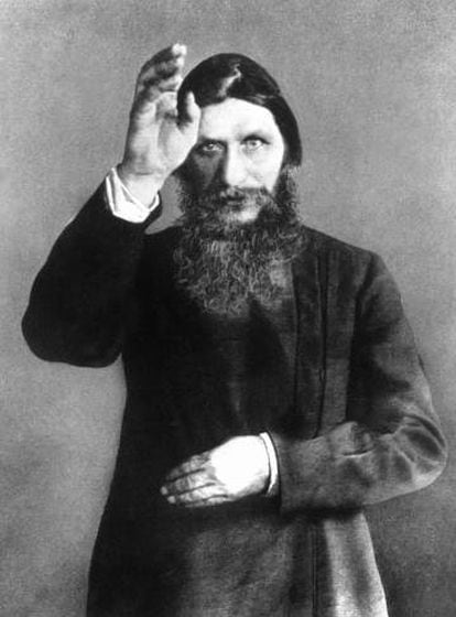 Rasputin fue un monje ruso carismático y embaucador que logró dominar emocionalmente a la familia Románov. En la imagen aparece retratado en 1912.