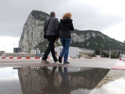 Dos personas caminan por el aeropuerto de Gibraltar. JON NAZCA (REUTERS) / VÍDEO: Declaraciones del ministro Josep Borrell (EUROPA PRESS)