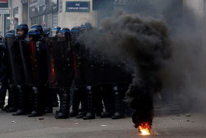 La policía francesa permanece en posición en medio de enfrentamientos con manifestantes durante una manifestación, en París.