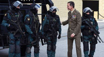 El Rey, con miembros de los cuerpos especiales de la Guardia Civil, en Valdemoro (Madrid). 