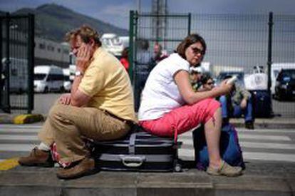 Viajeros británicos esperan la salida de su vuelo tras la cancelación del tráfico aéreo británico en abril de 2010.
