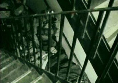 Imagen de vídeo del traslado de Jessica Lynch en camilla tras su rescate.