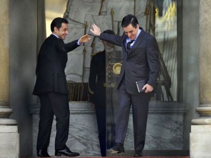Nicolas Sarkozy (izquierda) y Fran&ccedil;ois Fillon a la salida del palacio del El&iacute;seo, en 2010.