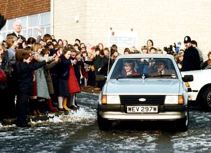 La princesa Diana conduce su coche Ford Escort Ghia, regalo de Carlos de Inglaterra por su compromiso de boda, en 1981. 