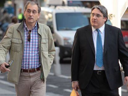 José María Bravo, a la izquierda, en compañía de su abogado, al dirigirse al juicio.