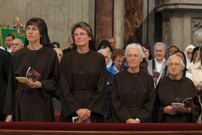 La monja Raffaella Petrini (a la izquierda), en una misa en la basílica de San Pedro en una imagen sin fecha especificada.