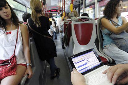 Un usuario se conecta a Internet en un autobús de la EMT con wifi.