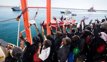 Alegria dels migrants de l''Aquarius' en arribar a València.