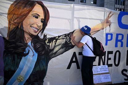 Una partidaria de Cristina Fernández de Kirchner besa su imagen en una pancarta de apoyo a la vicepresidenta argentina, este martes en Buenos Aires.