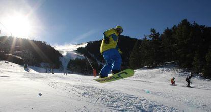 La nieve del Pirineo ya sue&ntilde;a con los JJ OO de Invierno. Un practicante de snow, en La Molina. 