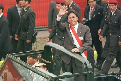  Alejandro Toledo saluda después del desfile militar anual de su país el 30 de julio de 2001.