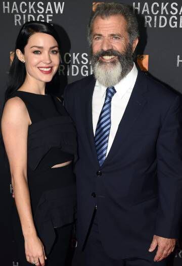 Mel Gibson y su pareja Rosalind Ross, en el estreno de 'Hacksaw Ridge' en Australia.