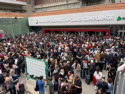 Aglomeración de pasajeros en la puerta de la estación de Chamartín-Clara Campoamor, este viernes por la tarde después de la avería.