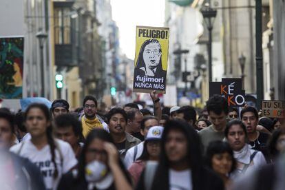El indulto está sustentado por razones humanitarias, al considerarse que Fujimori, de 79 años, padece una enfermedad no terminal grave, degenerativa, progresiva e incurable, cuyas condiciones se agudizan en prisión. En la imagen, manifestantes participan con banderas y pancartas durante una marcha contra el indulto otorgado al expresidente Alberto Fujimori.