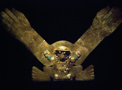 El descubrimiento del Señor de Sipán tuvo un impacto semjante al de Tutankamon para Egipto. El Señor de Sipán fue encontrado con ornamentos en oro y turquesas como la nariguera que aparece en la imagen