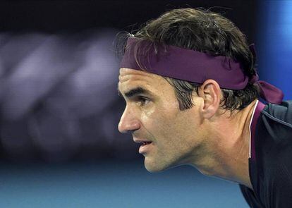 Federer, al resto durante su estreno en Melbourne ante Johnson.