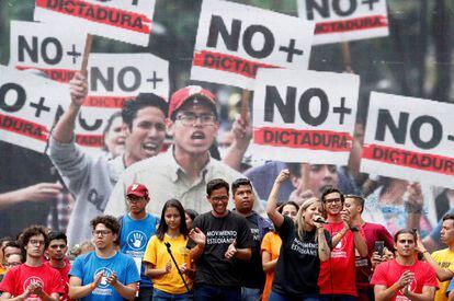 Estudiantes, durante la protesta de este martes en Caracas.