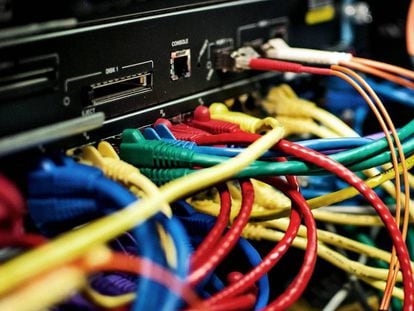 Cables conectados a un servidor