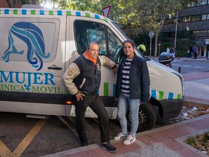 El médico Jesús Poveda y la enfermera Marina Escrivá posan frente a la ambulancia preparada para realizar ecografías frente a la clínica Dator en Madrid el pasado 23 de octubre.