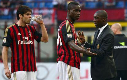 Seedorf da instrucciones a Balotelli ante Kaká.