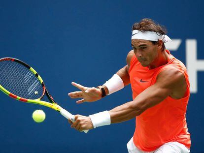 Rafael Nadal responde a un servicio de Nikoloz Basilashvili durante el US Open.