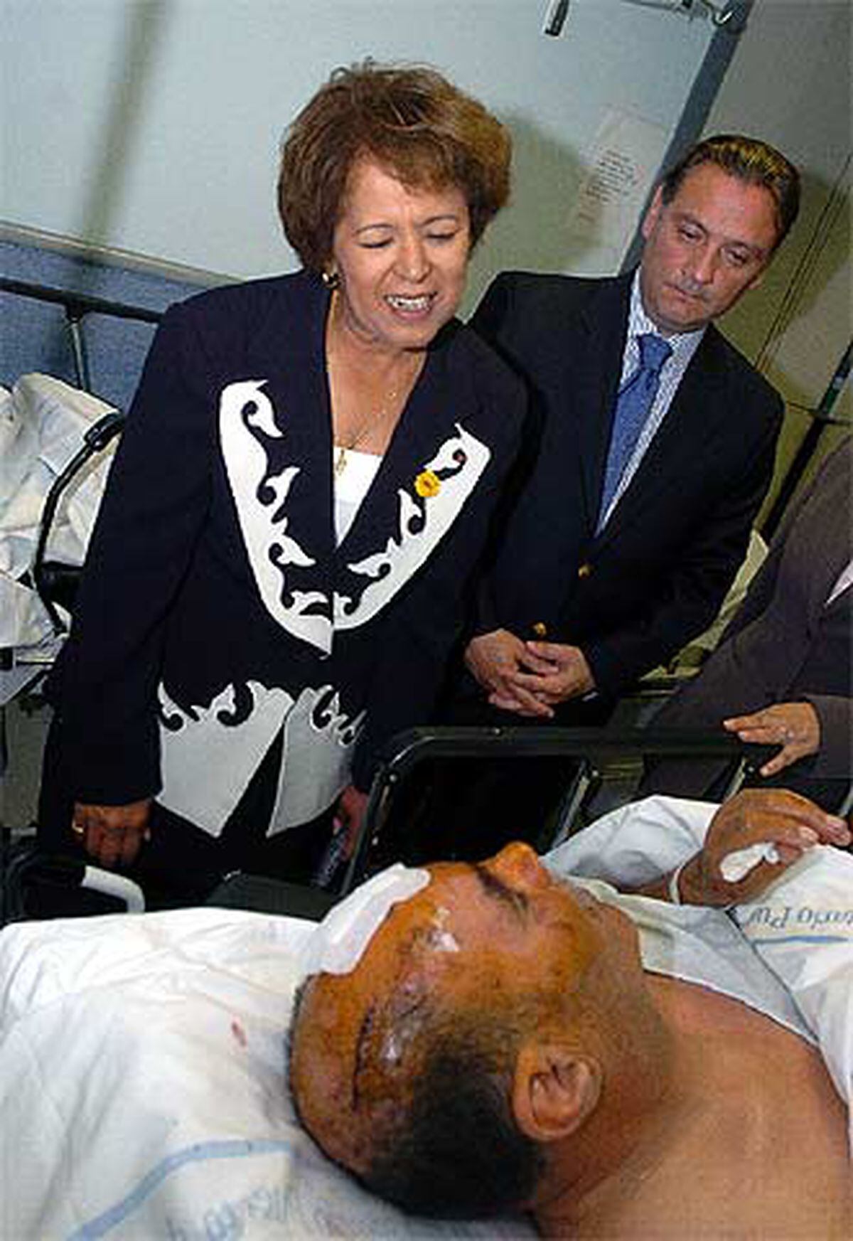 Zoulikha Nassri y Alfredo Prada conversan con los heridos España EL