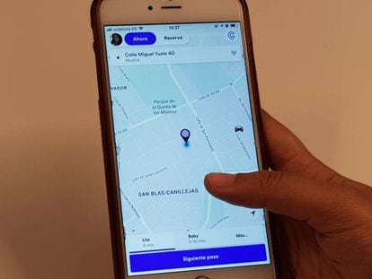 Un usuario de Cabify utiliza la aplicaci&oacute;n m&oacute;vil.