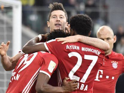 Lewandowski, Coman y Alaba se abrazan tras uno de los goles del Bayern al Wolfsburgo.