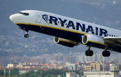 Un avi&oacute;n de Ryanair despega en el aeropuerto de Barcelona-El Prat