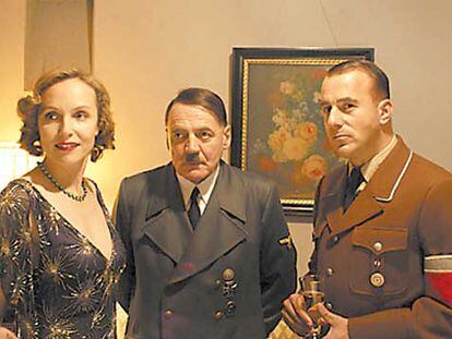 Bruno Ganz (centro), como Hitler, en la película <i>El hundimiento</i>, de Oliver Hirschbiegel.