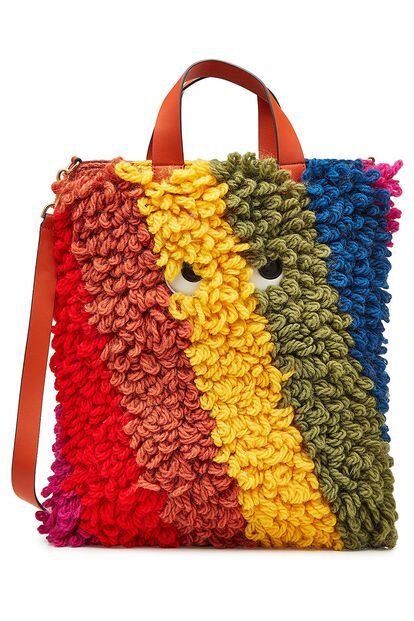 La diseñadora británica Anya Hindmarch tiene varias piezas estampadas con el arcoíris. Este divertido bolso cuesta 800 euros y está a la venta en Stylebop.